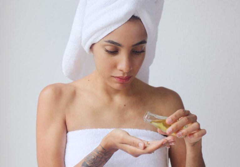 Unha nena usa aceite para rexuvenecer a súa pel
