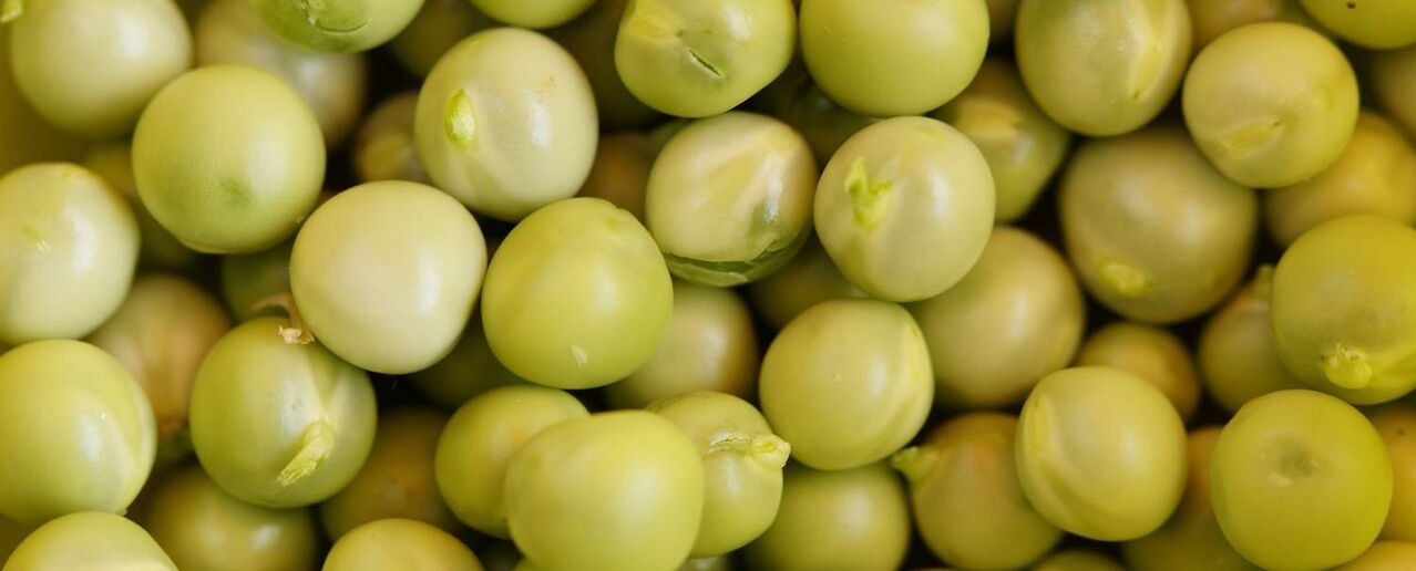 chícharos verdes nunha máscara facial rexuvenecedora