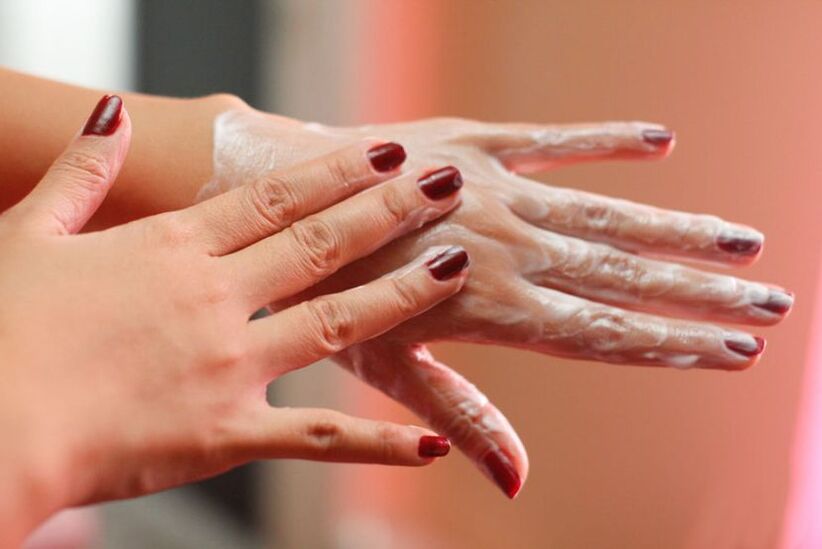 aplicar crema nas mans para o rexuvenecemento da pel
