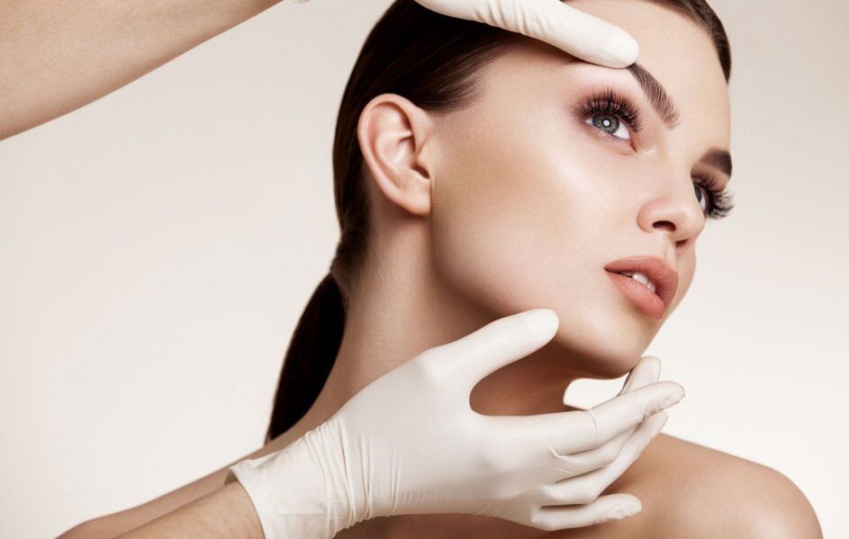 O cosmetólogo examina a pel da cara antes do rexuvenecemento
